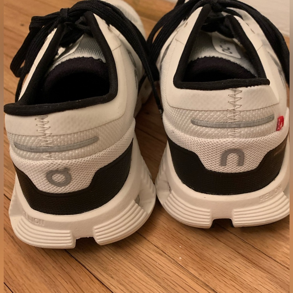 On Running | Black & White Women's Athletic Running Shoes Swiss Cloud X | Size 6 - Picture 6 of 16